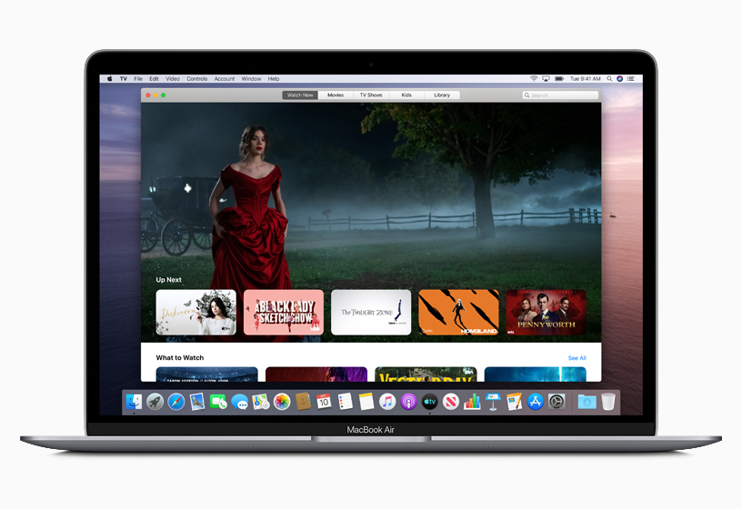 Apple TV 앱을 보여주는 MacBook Air.