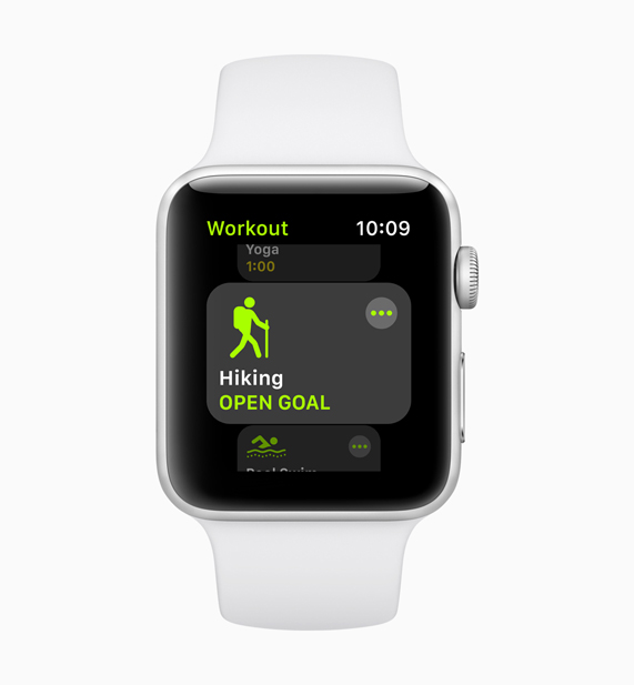 새로운 하이킹 운동 스크린이 표시된 화이트 Apple Watch