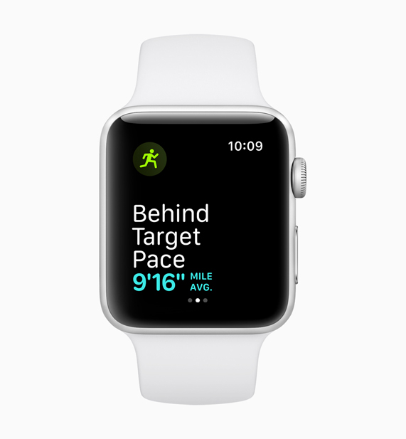 목표 페이스보다 뒤쳐질 경우를 표시한 화이트 Apple Watch