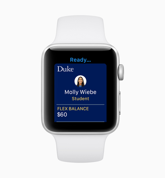 새로운 학생증 기능의 화면을 보여주는 화이트 Apple Watch