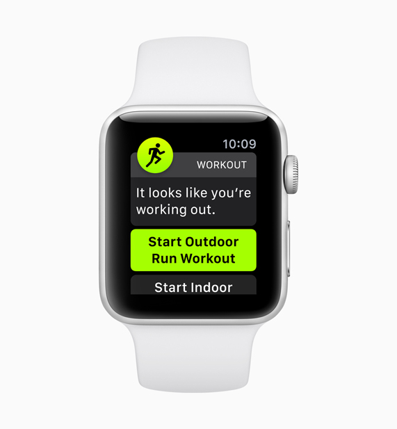 새로운 자동 운동 감지 기능이 시작하는 것을 보여주는 화이트 Apple Watch