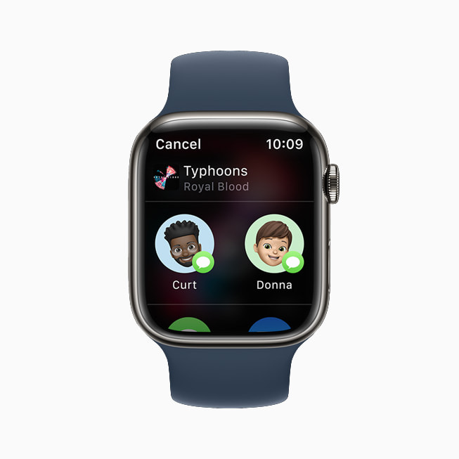 음악 앱을 보여주는 watchOS 8이 탑재된 Apple Watch Series 7.