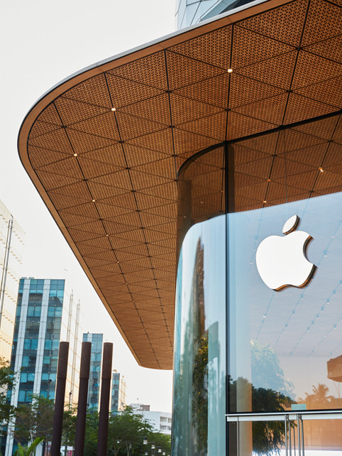 Et nærbillede af den udvendige træbaldakin på Apple BKC.