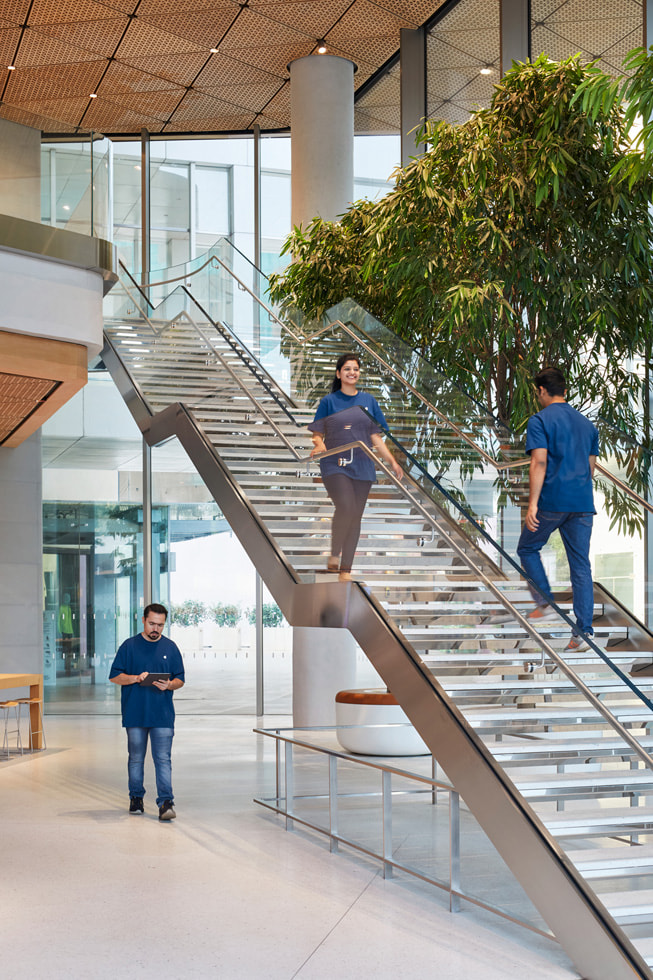 Trappen af rustfrit stål set inde i Apple BKC.