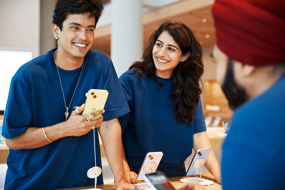 Medarbejdere hos Apple BKC står i det særlige Apple-afhentningsområde i butikken.