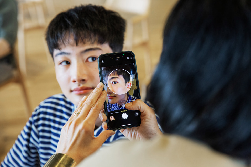 도쿄에서 진행한 Creative Studios에서 iPhone을 활용해 프로그램 활동을 지원하는 Apple 자원봉사자.