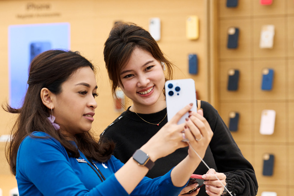 고객에게 iPhone 14 Pro 기능을 보여주는 Apple 스페셜리스트.