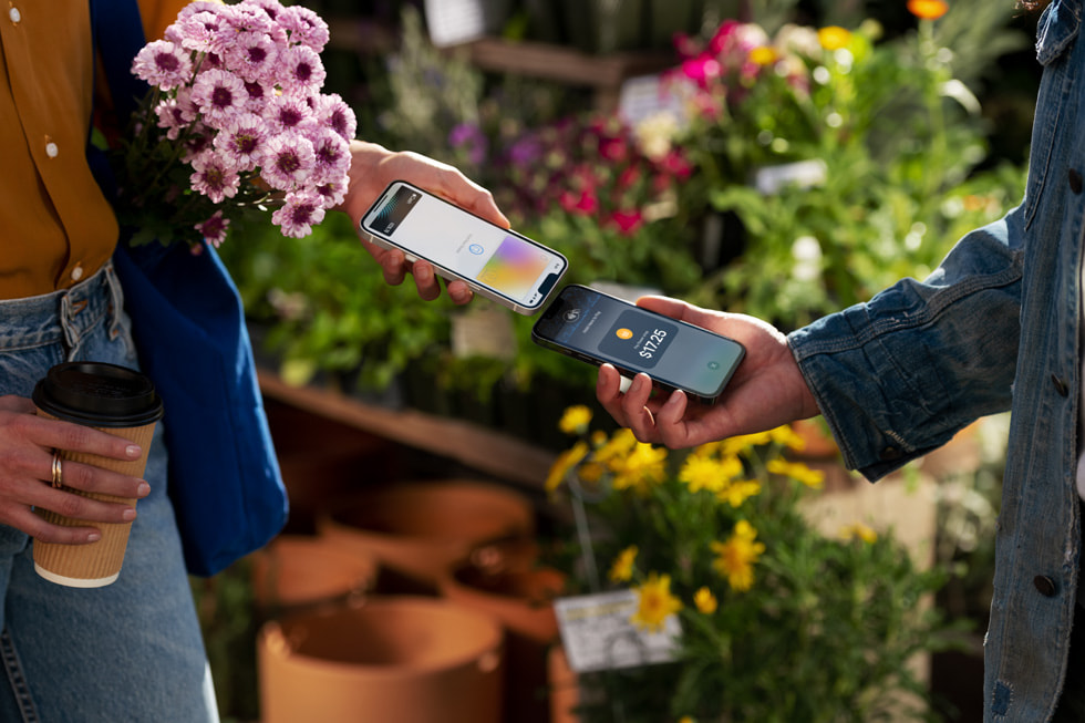 Bir kullanıcı bir satıcıdan alışveriş yapmak için Tap to Pay on iPhone özelliğini kullanıyor.