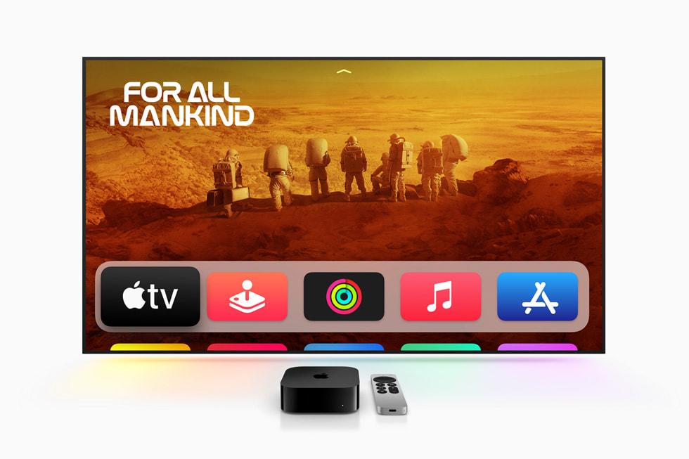Yeni Apple TV 4K ve Siri Remote gösteriliyor.