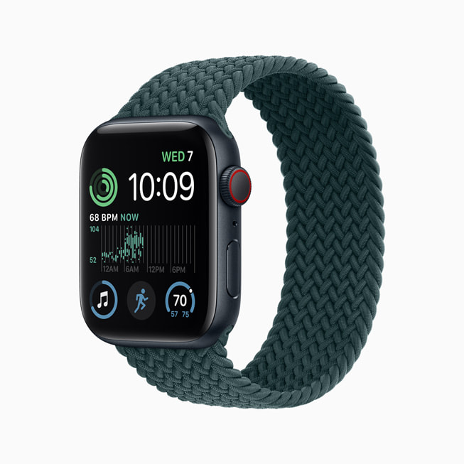 Gece yarısı rengi alüminyum kasaya sahip yeni Apple Watch SE.
