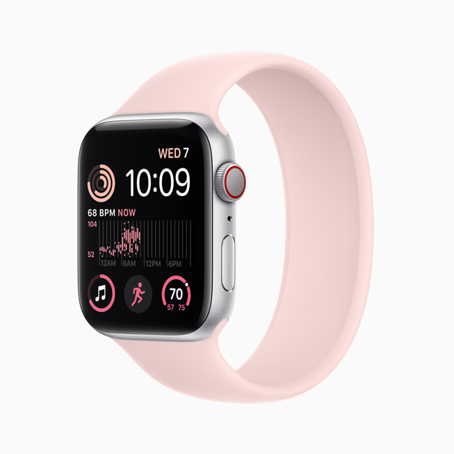Gümüş rengi alüminyum kasaya sahip yeni Apple Watch SE.
