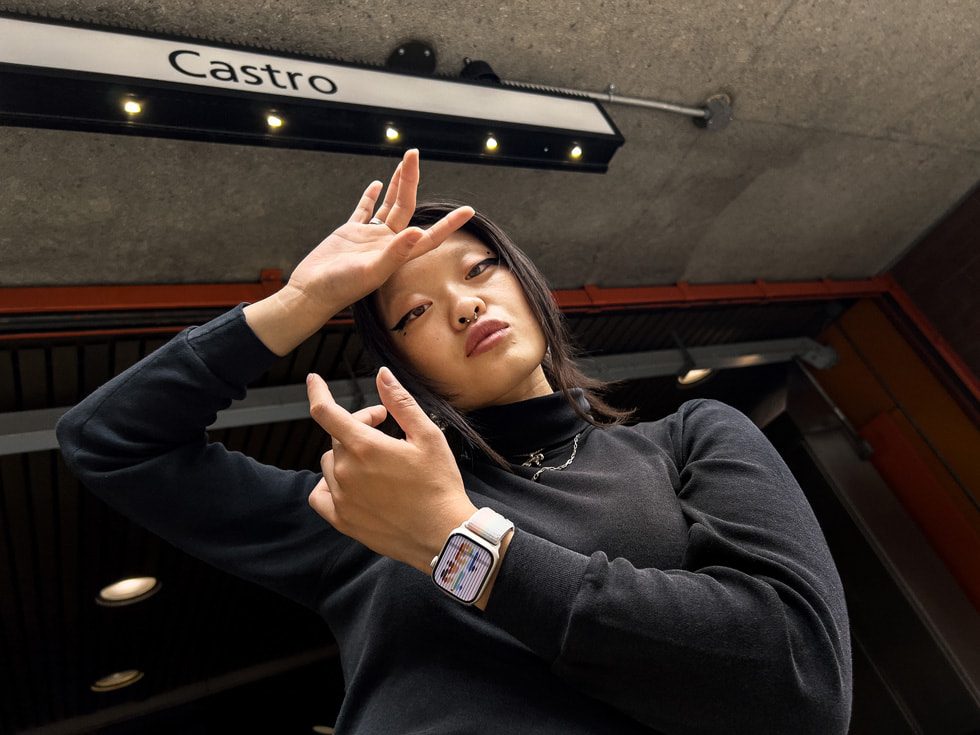 Jin Lee Baobei yeni Apple Watch Pride Edition Spor Loop takarken görülüyor. “Places of Pride” iPhone ile Çekildi kampanyasında LBGTQ+ topluluğu için tarihsel önemi olan mekanlar yer alıyor.