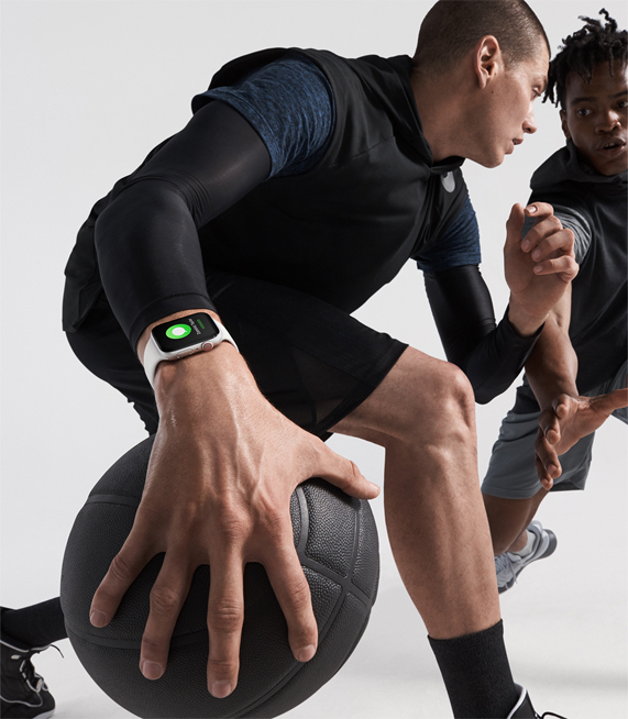 Apple Watch Series 4 takmış iki erkek basketbol oynuyor.   
