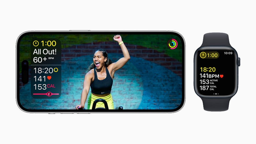 تضم تمارين Apple Fitness+ إرشادات على الشاشة في نظام watchOS 9 على Apple Watch Series 8 عبر جهاز iPhone 14 Pro.