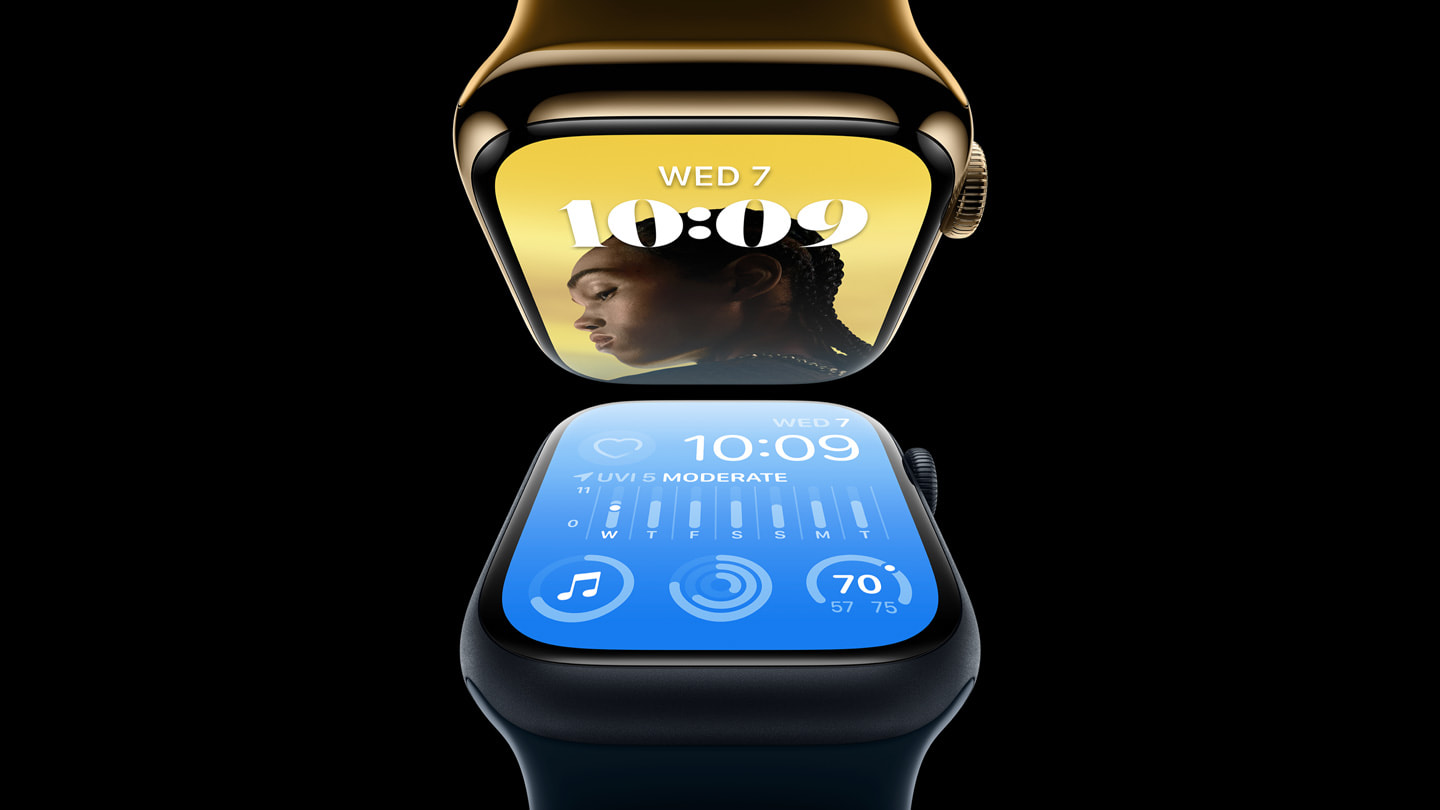 Altın rengi bir paslanmaz çelik Apple Watch Series 8, yeni Apple Watch SE’nin üzerinde gösteriliyor. 