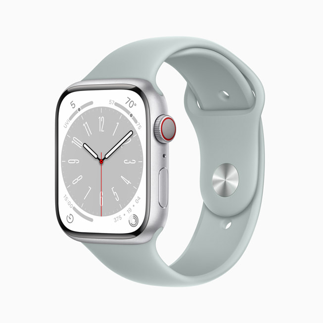 Gümüş rengi alüminyum kasaya sahip yeni Apple Watch Series 8.