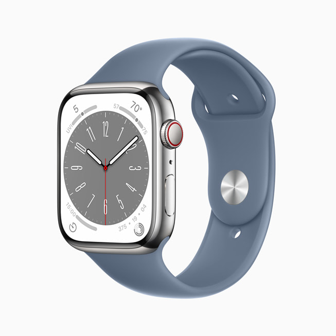 Gümüş rengi paslanmaz çelik kasaya sahip yeni Apple Watch Series 8.