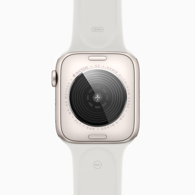 Yıldız ışığı rengi Apple Watch SE’nin yeniden tasarlanan uyumlu arka kasası.