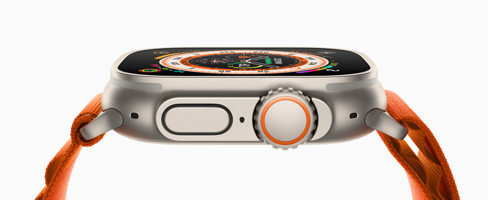 Apple Watch Ultra’nın daha büyük Digital Crown'u ve yan düğmeyi vurgulayan yandan görünümü.