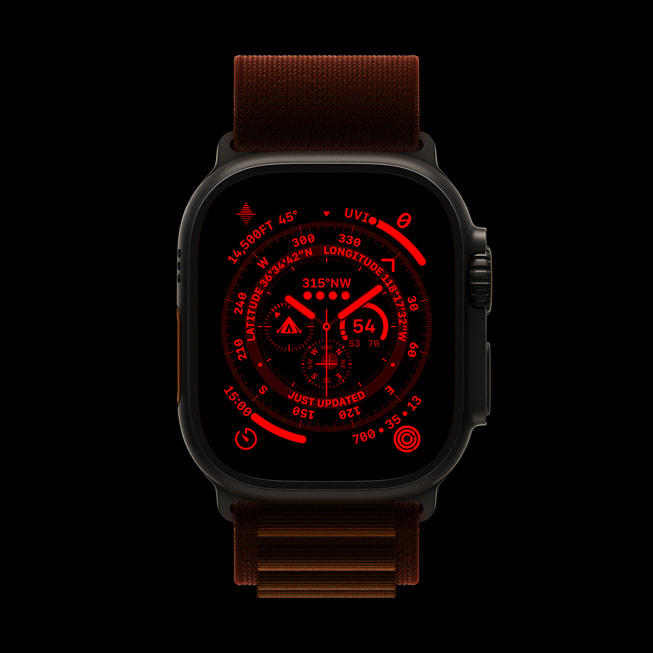Apple Watch Ultra siyah arka planda parlayan kırmızı ekranıyla Gece modunu gösteriliyor.