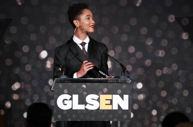 엘르 스미스가 GLSEN 수상 트로피를 들고 있다.