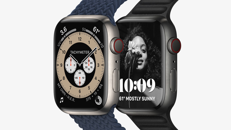티타늄 마감에 새로운 윤곽 시계 페이스를 설정한 Apple Watch Series 7.