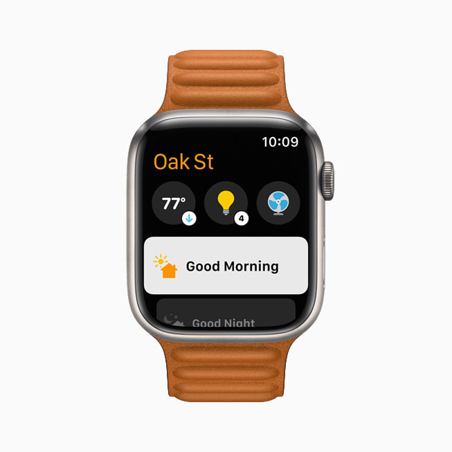 watchOS 8의 홈 앱을 보여주는 Apple Watch Series 7.