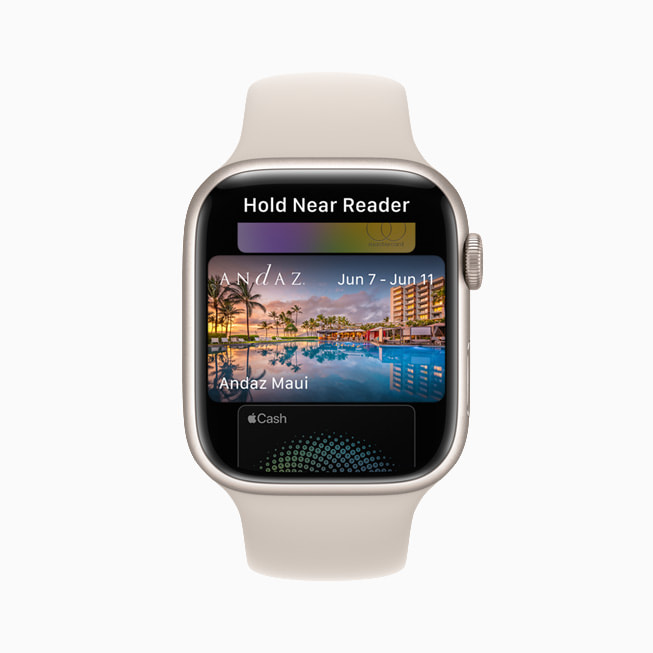 지갑 앱에 넣은 사용자의 호텔 키를 보여주는 Apple Watch Series 7.