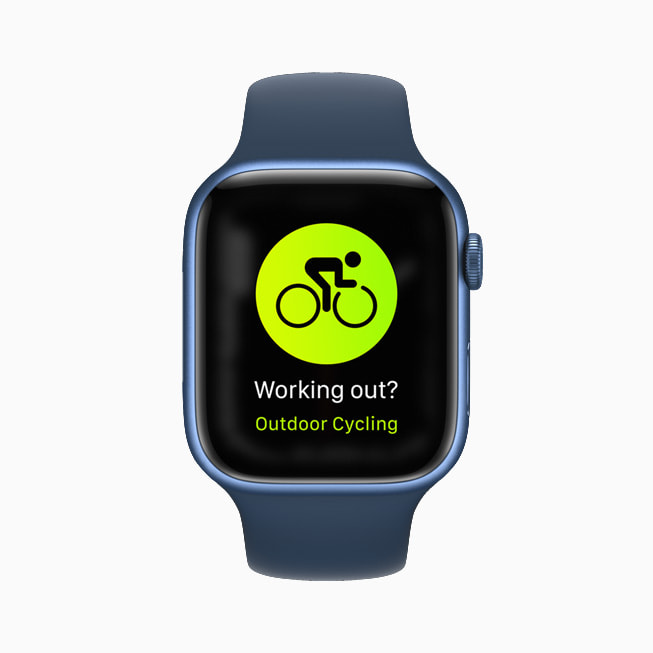 실외 사이클링 화면을 보여주는 Apple Watch Series 7.