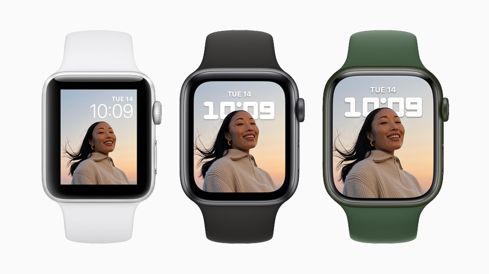 두 가지 서로 다른 시계 페이스와 세 가지 색상 조합의 Apple Watch Series 7.