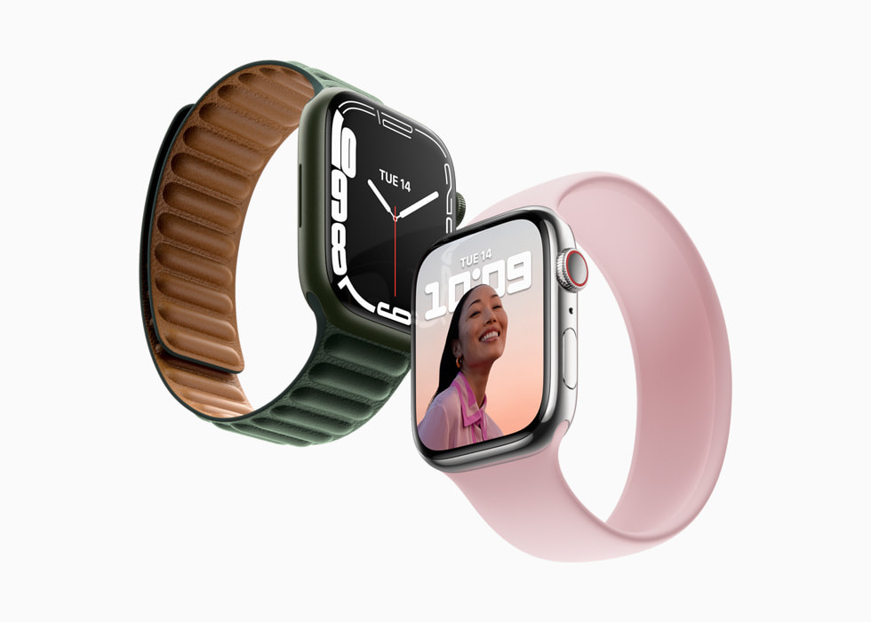 서로 다른 두 가지의 시계 밴드를 장착한 Apple Watch Series 7