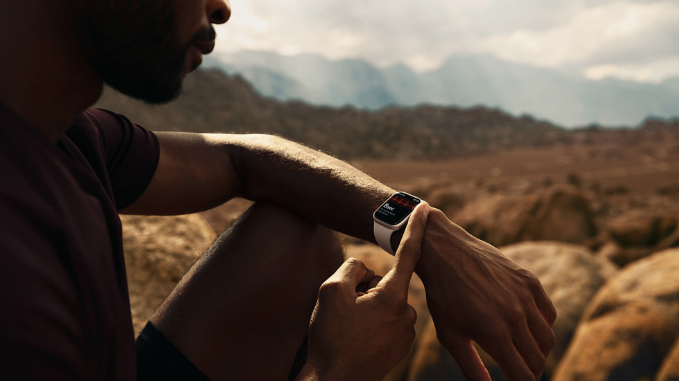 Apple Watch Series 7에서 심전도를 측정하는 사람.