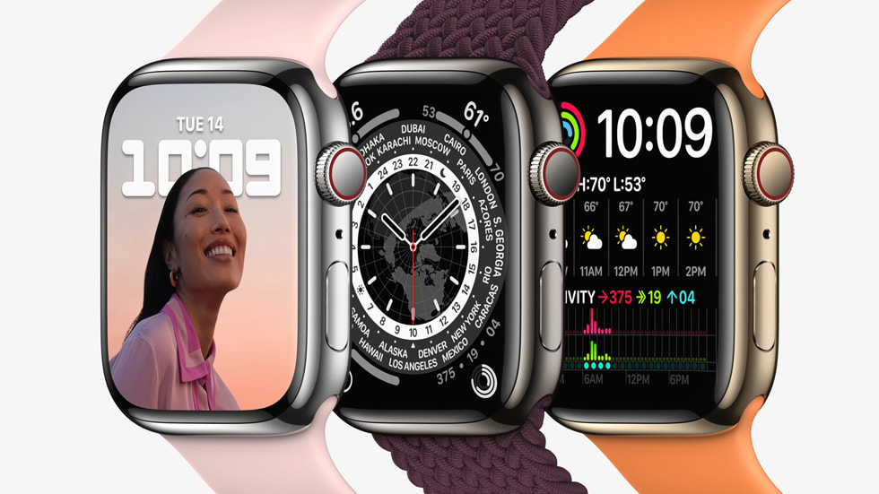 앞면과 왼쪽 면이 보이도록 반 측면에서 바라본 세 개의 Apple Watch Series 7.