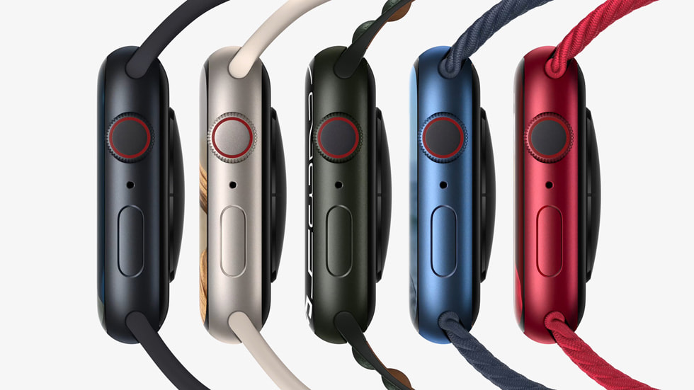 왼쪽 면이 보이도록 측면에서 바라본 다섯 개의 Apple Watch Series 7.