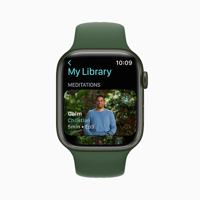 명상을 지도 중인 Apple Fitness+ 트레이너 크리스찬을 보여주는 Apple Watch Series 7 화면.