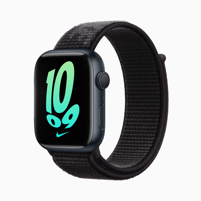 블랙 Nike 밴드를 장착한 Apple Watch Series 7.