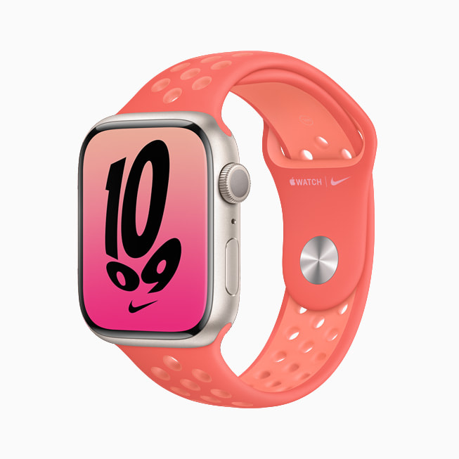 핑크 Nike 밴드를 장착한 Apple Watch Series 7.