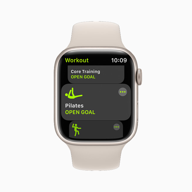 새로운 필라테스 운동을 보여주는 Apple Watch Series 7.