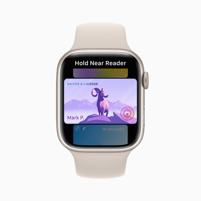 운전면허증을 보여주는 Apple Watch Series 7의 지갑 앱.