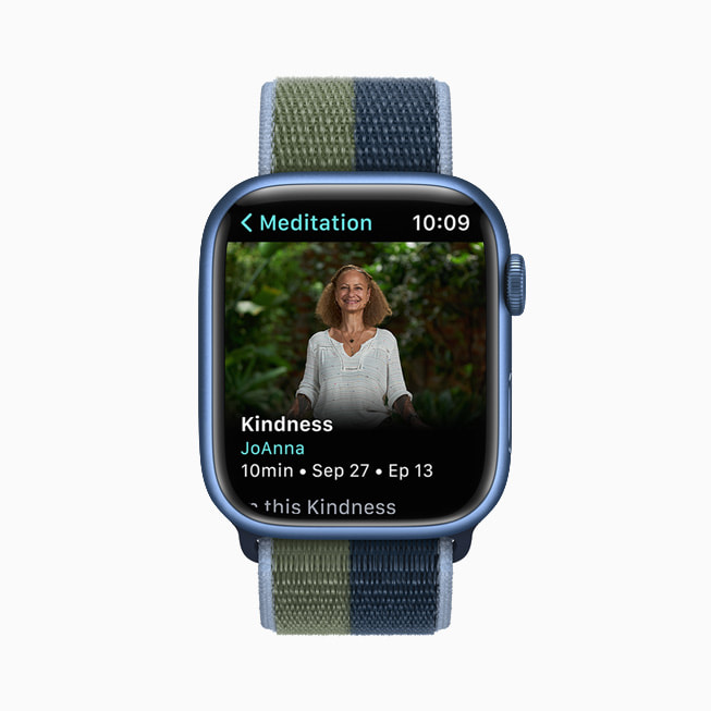 Apple Watch Series 7에서 명상 가이드를 제공하는 Apple Fitness+ 트레이너 조애나(JoAnna).