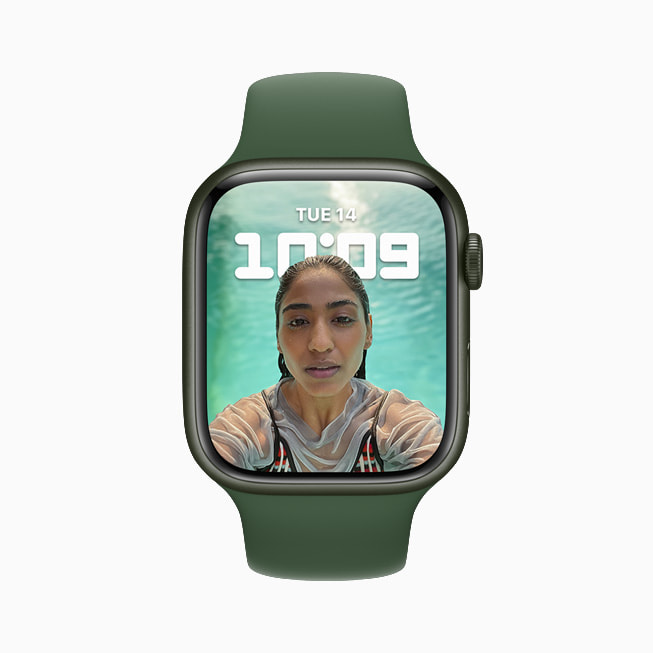 새로운 인물 사진 시계 페이스를 보여주는 Apple Watch Series 7.