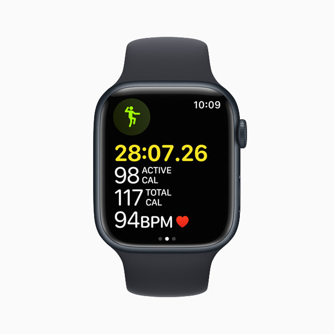 운동 앱을 보여주는 watchOS 8이 탑재된 Apple Watch Series 7.
