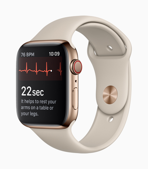 Ekranında bir EKG ölçümü görülen altın renkli bir A gold Apple Watch Series 4 