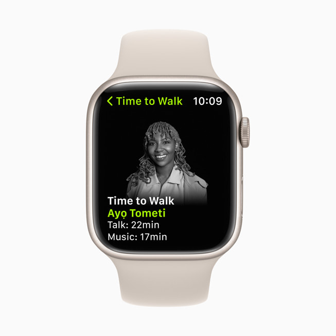 Apple Watch’ta Ayọ Tometi’nin katıldığı Time to Walk bölümü görüntüleniyor.