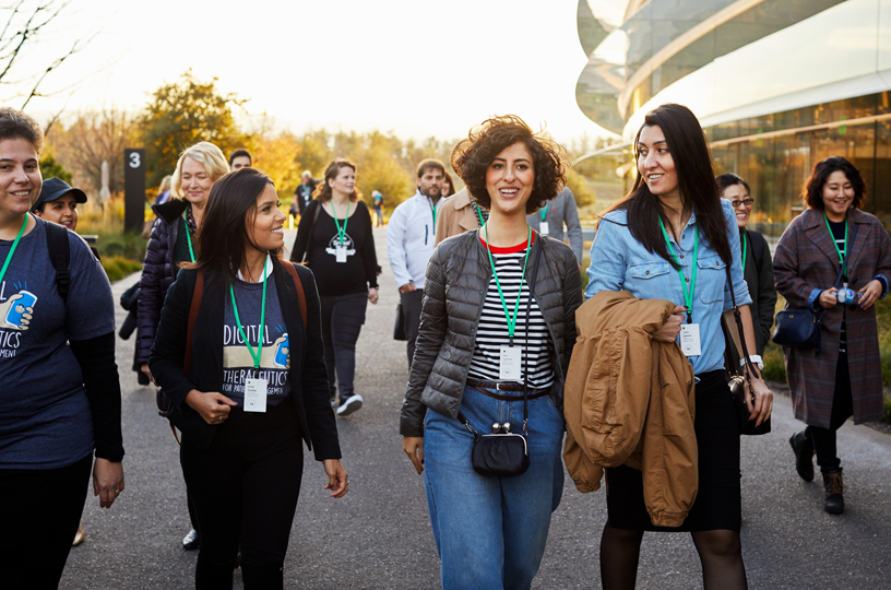 Apple Park에서 사진 촬영 중인 Entrepreneur Camp 참가자.