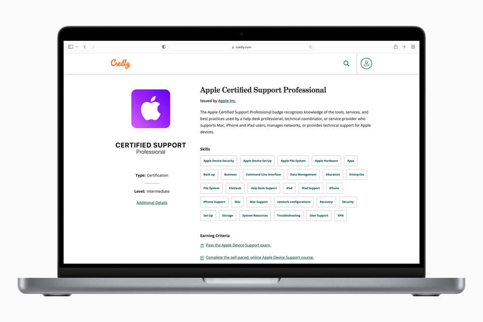 MacBook ve iPhone ekranlarında Apple’ın IT desteği ve yönetimi için sunduğu güncel profesyonel eğitim ve sertifika programları gösteriliyor.