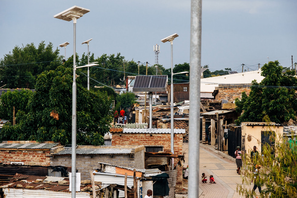 Diversos painéis solares na cidade de Diepsloot na África do Sul por meio do programa Power for Impact da Apple.