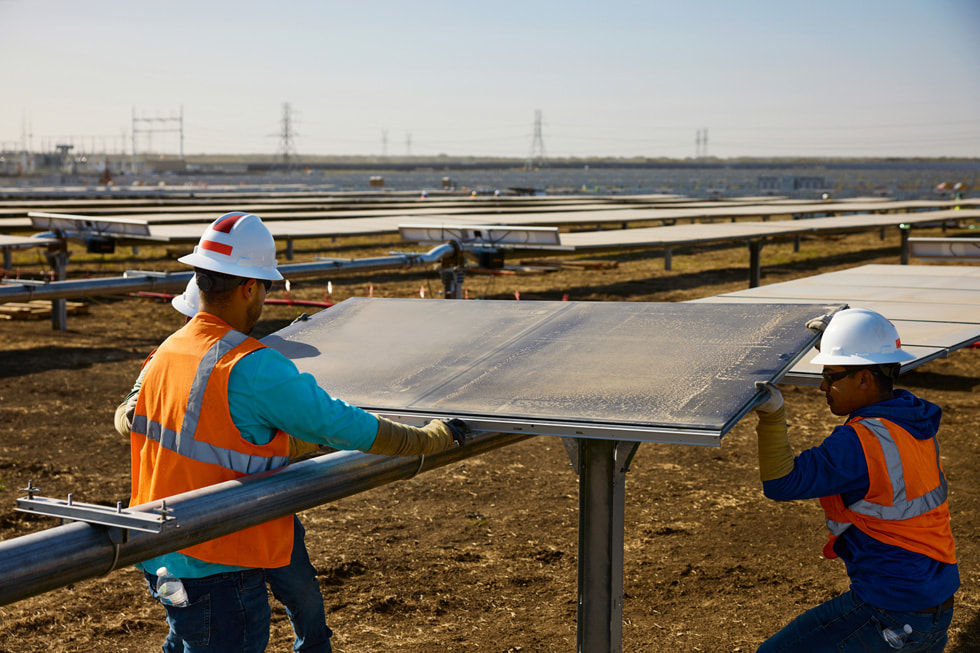 Equipe instala painel solar para o projeto IP Radian Solar em Brown County, Texas.