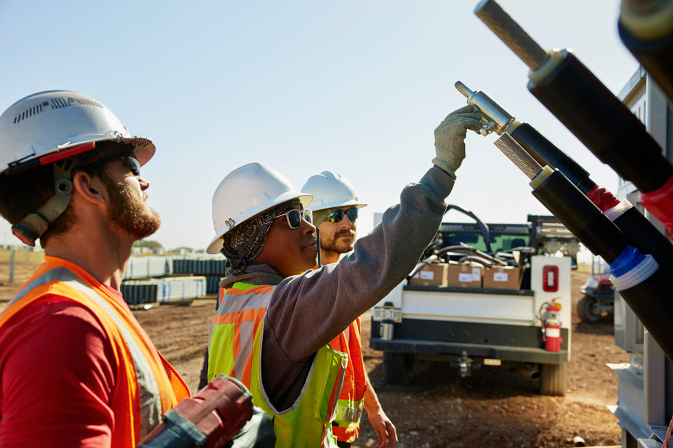Equipe verifica os níveis de energia do projeto IP Radian Solar project em Brown County, Texas.