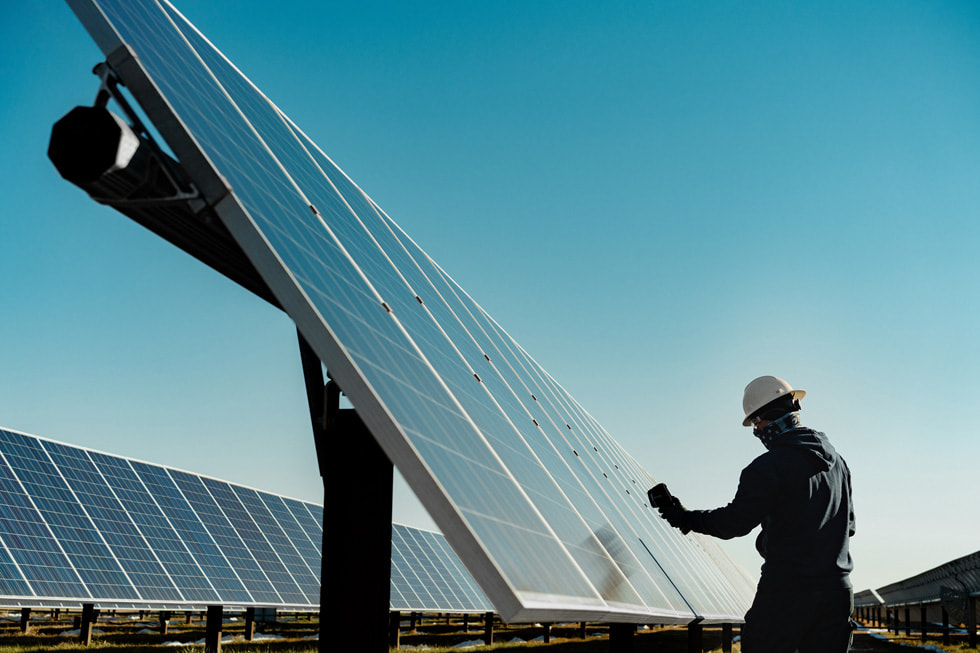 Duke Energy Sustainable Solutions 태양광 발전 기설의 옥상에서 작업 중인 근로자.